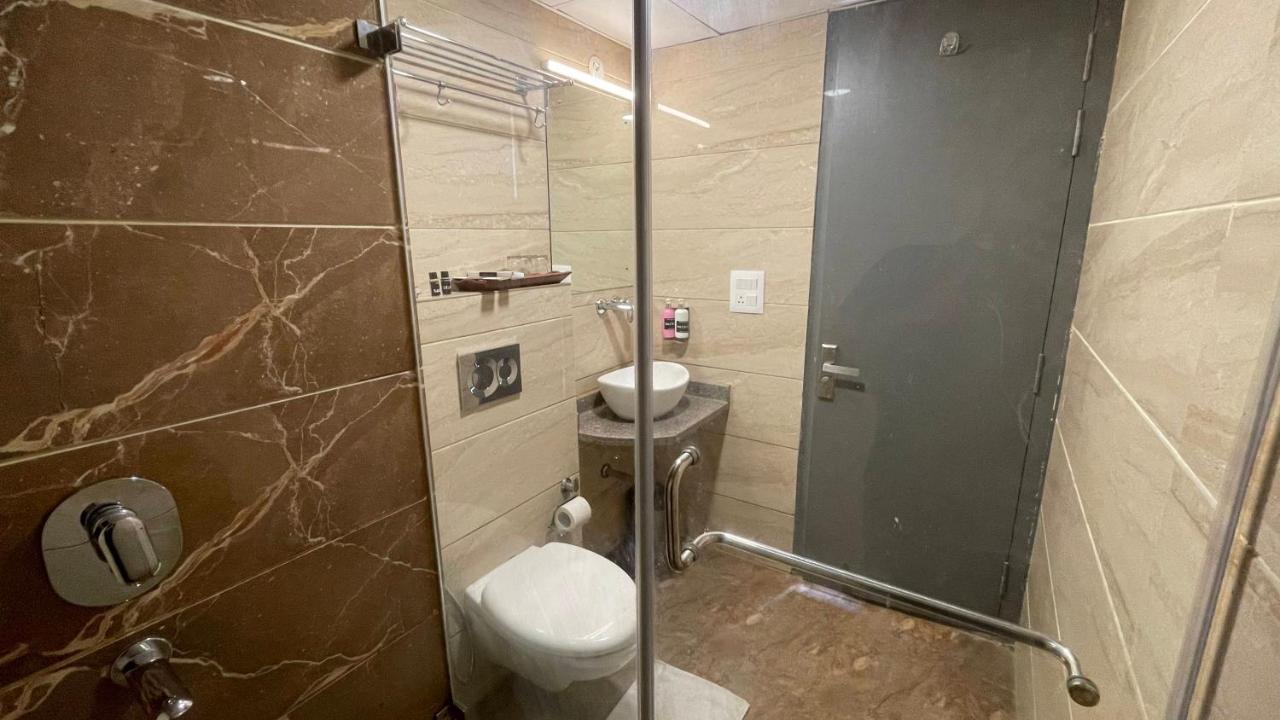 Saltstayz Express -Medicity Near Medanta Hospital Gurgaon Exterior photo